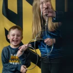 Asystenci Magika Konrada z metalowymi kołami