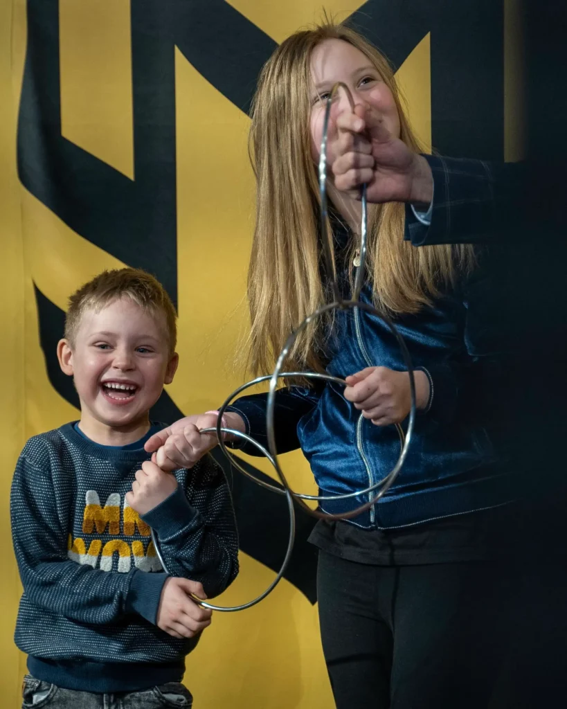 Asystenci Magika Konrada z metalowymi kołami