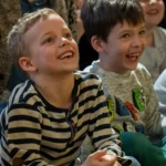 Chłopcy na pokazie iluzji dla dzieci