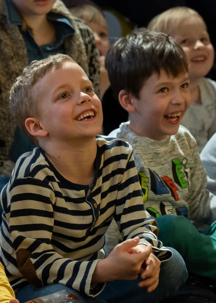 Chłopcy na pokazie iluzji dla dzieci