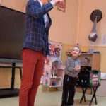 Chłopiec pomaga magikowi podczas pokazu iluzji dla dzieci