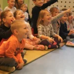 Dzieci na pokazie Magika Konrada w przedszkolu