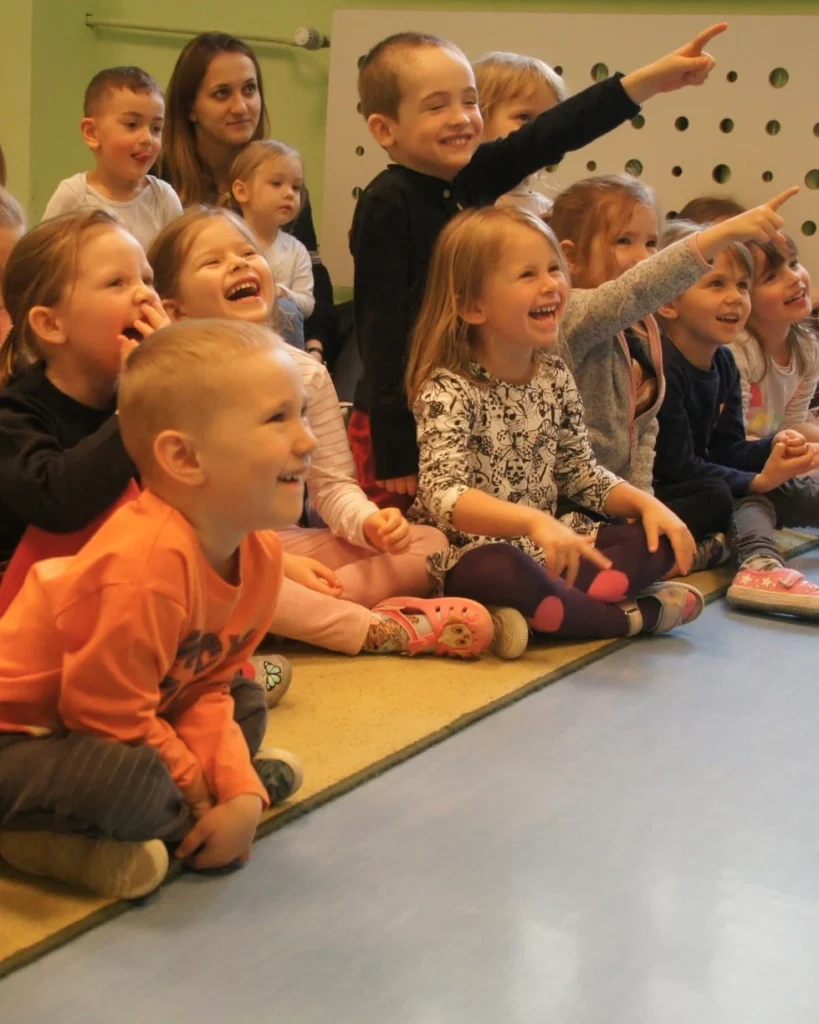 Dzieci na pokazie Magika Konrada w przedszkolu