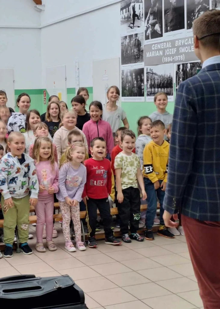 Dzieci na występie Magika Konrada