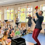 Dzieci zadziwione sztuczką Magika Konrada