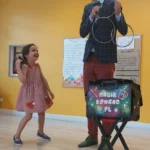 Dziewczynka pomaga Magikowi Konradowi