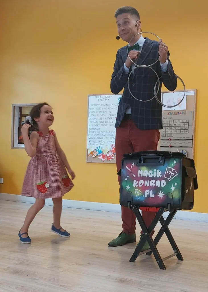 Dziewczynka pomaga Magikowi Konradowi