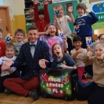 Magik Konrad i uczniowie po pokazie