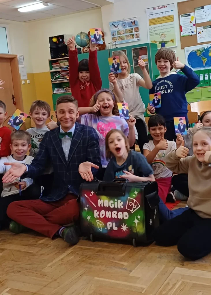 Magik Konrad i uczniowie po pokazie