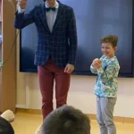 Magik Konrad na pokazie iluzji w klasie