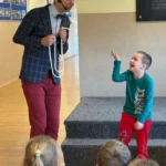 Magik Konrad rozśmiesza asystenta z publiczności