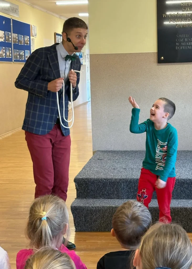 Magik Konrad rozśmiesza asystenta z publiczności