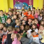 Magik Konrad z dziećmi po pokazie