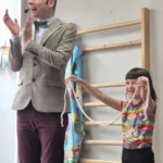 Pokaz iluzji dla dzieci - magik z asystentką z publiczności