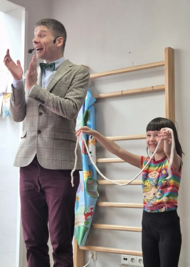 Pokaz iluzji dla dzieci - magik z asystentką z publiczności