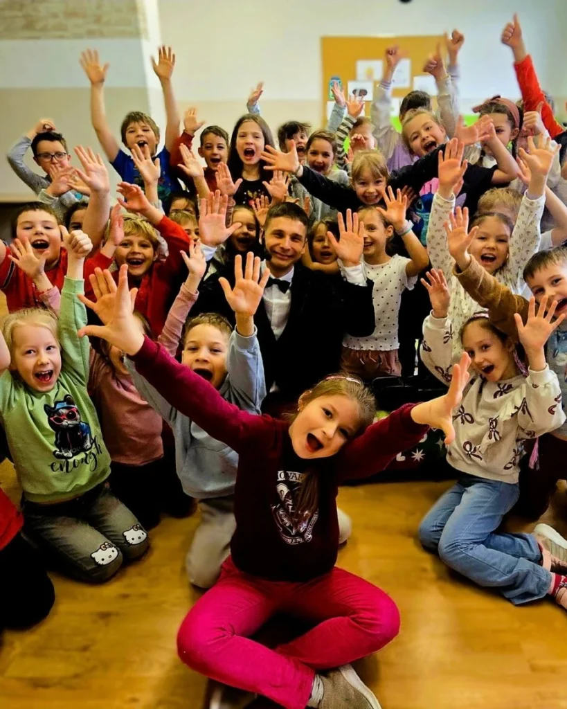 Pokaz iluzji dla dzieci w klasie