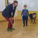 Pokazy iluzji dla dzieci - chłopiec pomaga magikowi