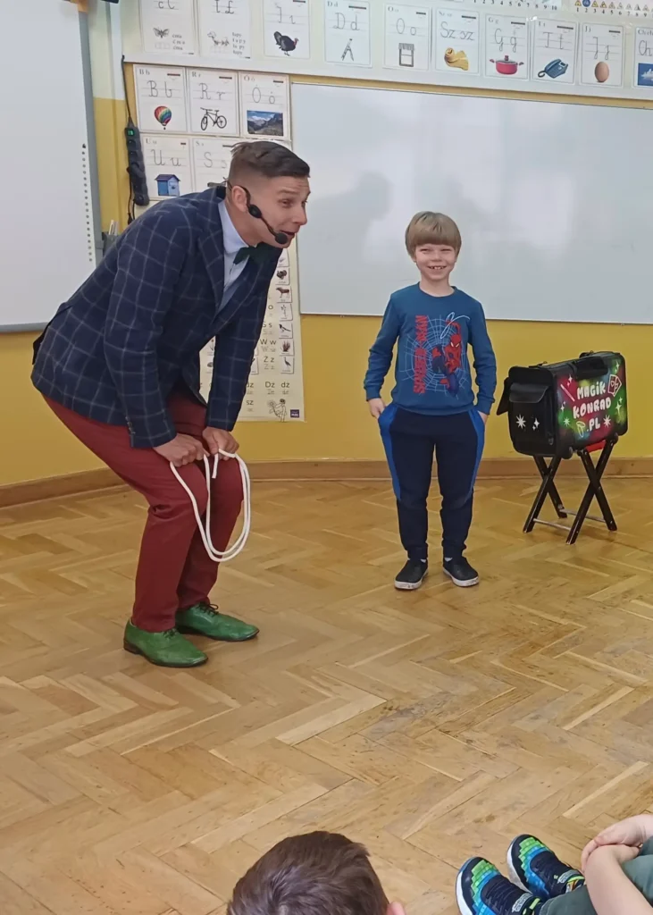 Pokazy iluzji dla dzieci - chłopiec pomaga magikowi