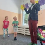 Roześmiane przedszkolaki na pokazie Magika Konrada