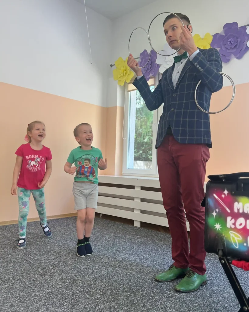 Roześmiane przedszkolaki na pokazie Magika Konrada