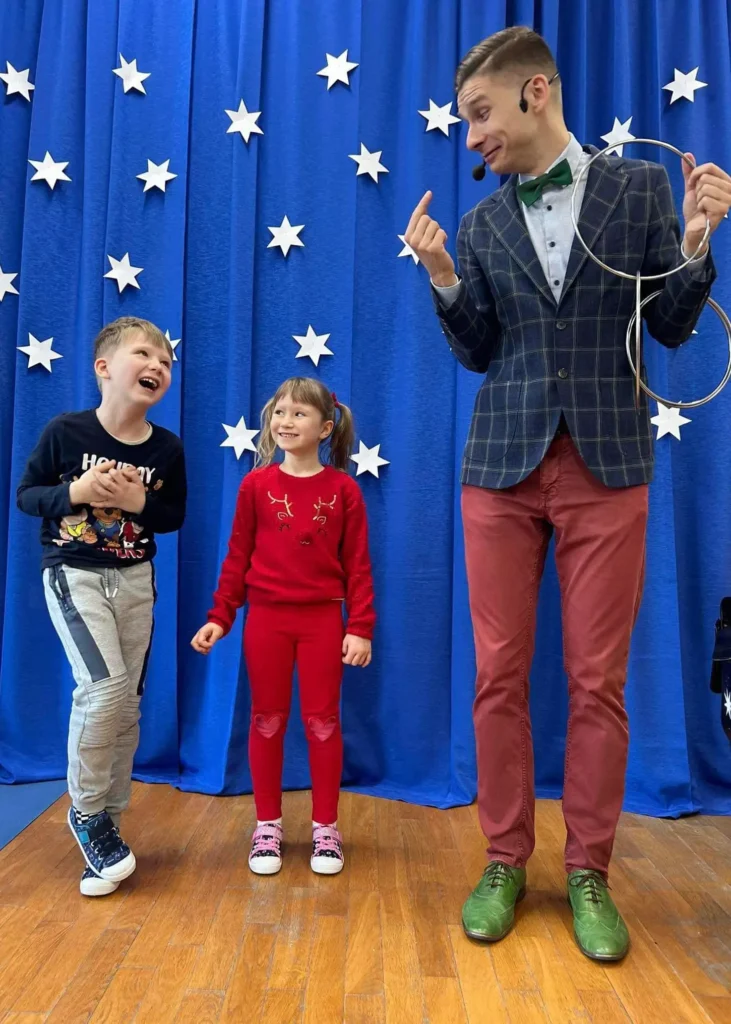 Tak się śmieją dzieci na pokazie iluzji